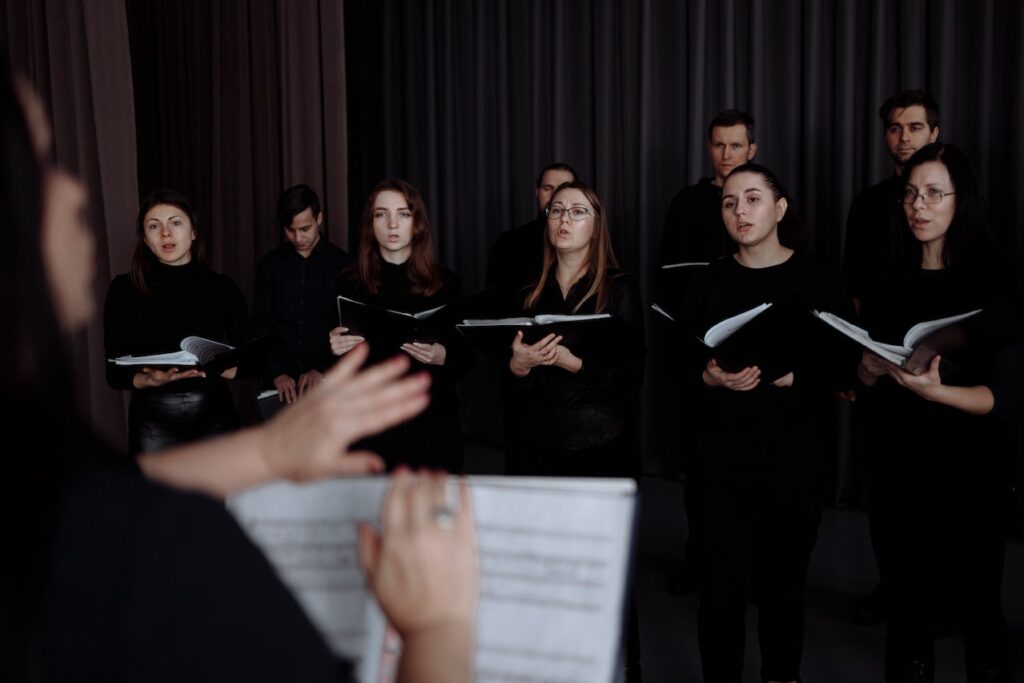 A l'harmonie, par des voix singulières