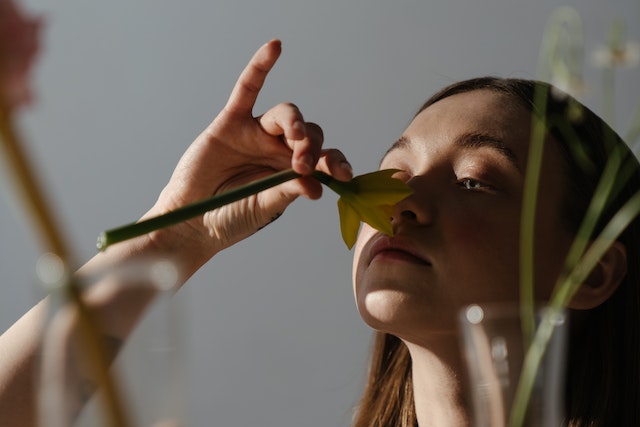 Une femme lui versa un parfum sur les pieds